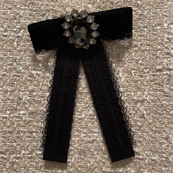 Chnel inspired dress. Cream w/ silver thread subtly woven through dress. - Picture 3 of 4